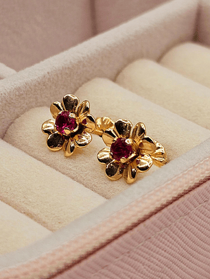 Aros flor Rubí 1 cm 1.9 grs Oro 18k