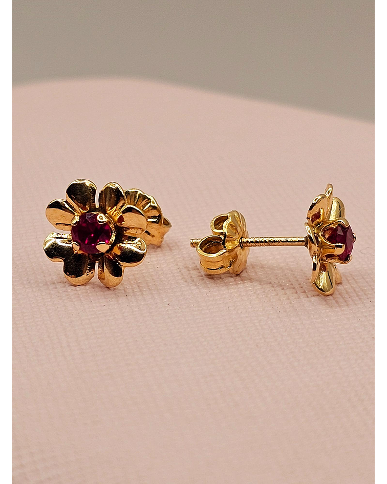 Aros flor Rubí 1 cm 1.9 grs Oro 18k