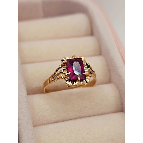 Anillo chatón rubí cuadrado 2.1 grs Oro 18k