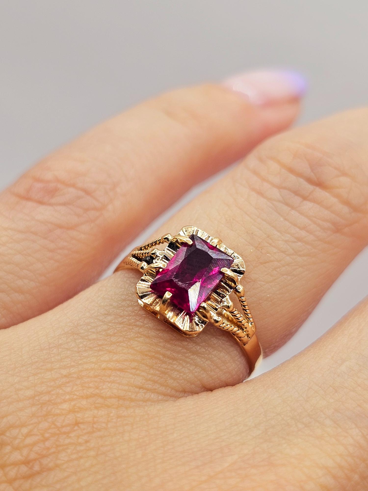 Anillo chatón rubí cuadrado 2.1 grs Oro 18k 2