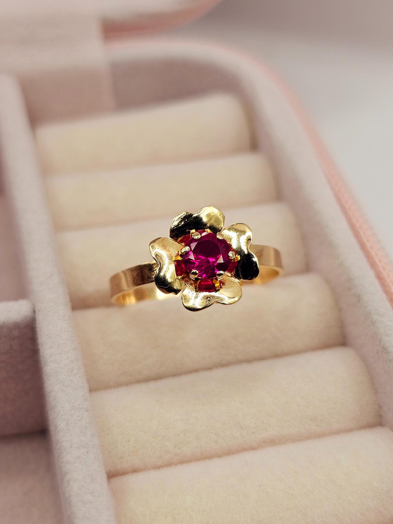 Anillo flor rubí 1.7 grs Oro 18k 1