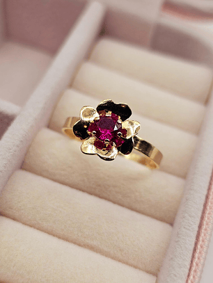 Anillo flor rubí 1.7 grs Oro 18k