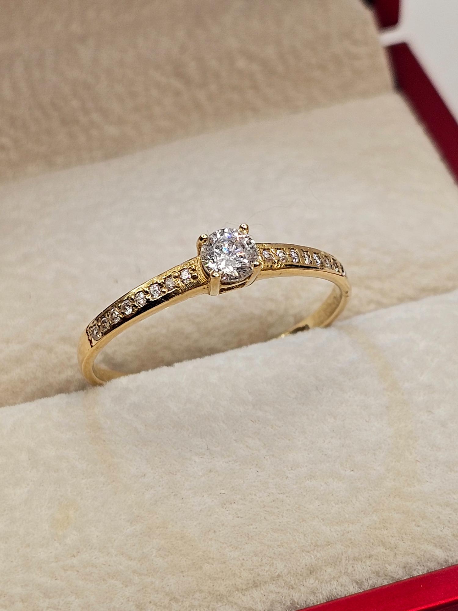 Anillo solitario Cintillo circones 1.9 grs Oro 18k 1