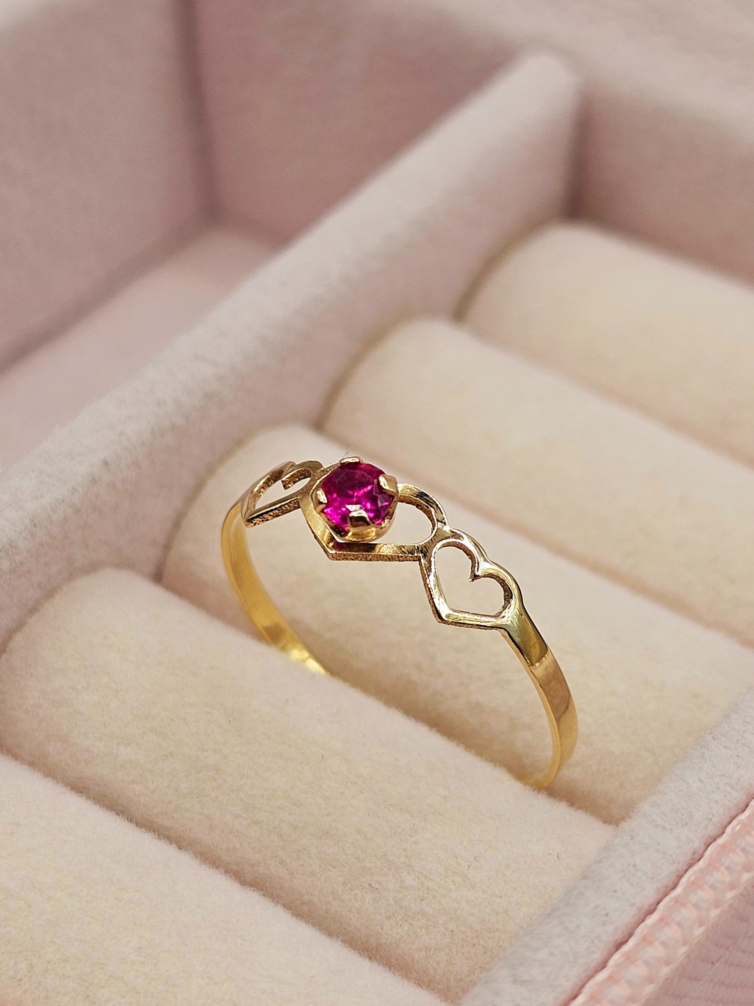 Anillo silueta tres corazones rubí 0.7 grs Oro 18k 2