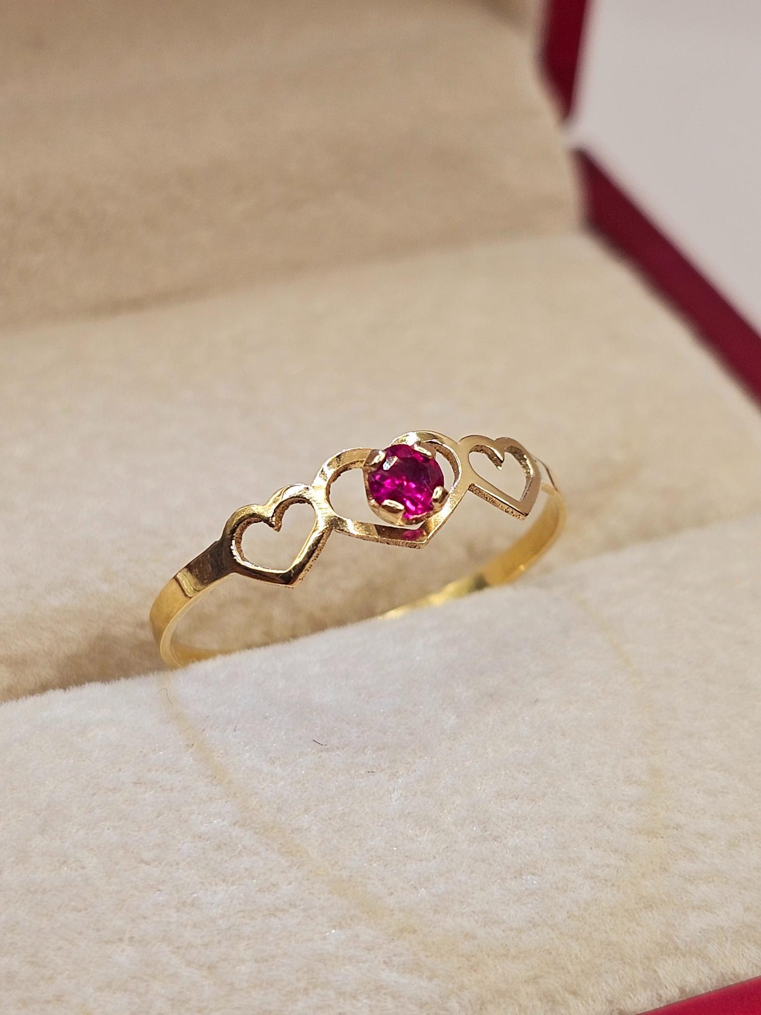 Anillo silueta tres corazones rubí 0.7 grs Oro 18k 4