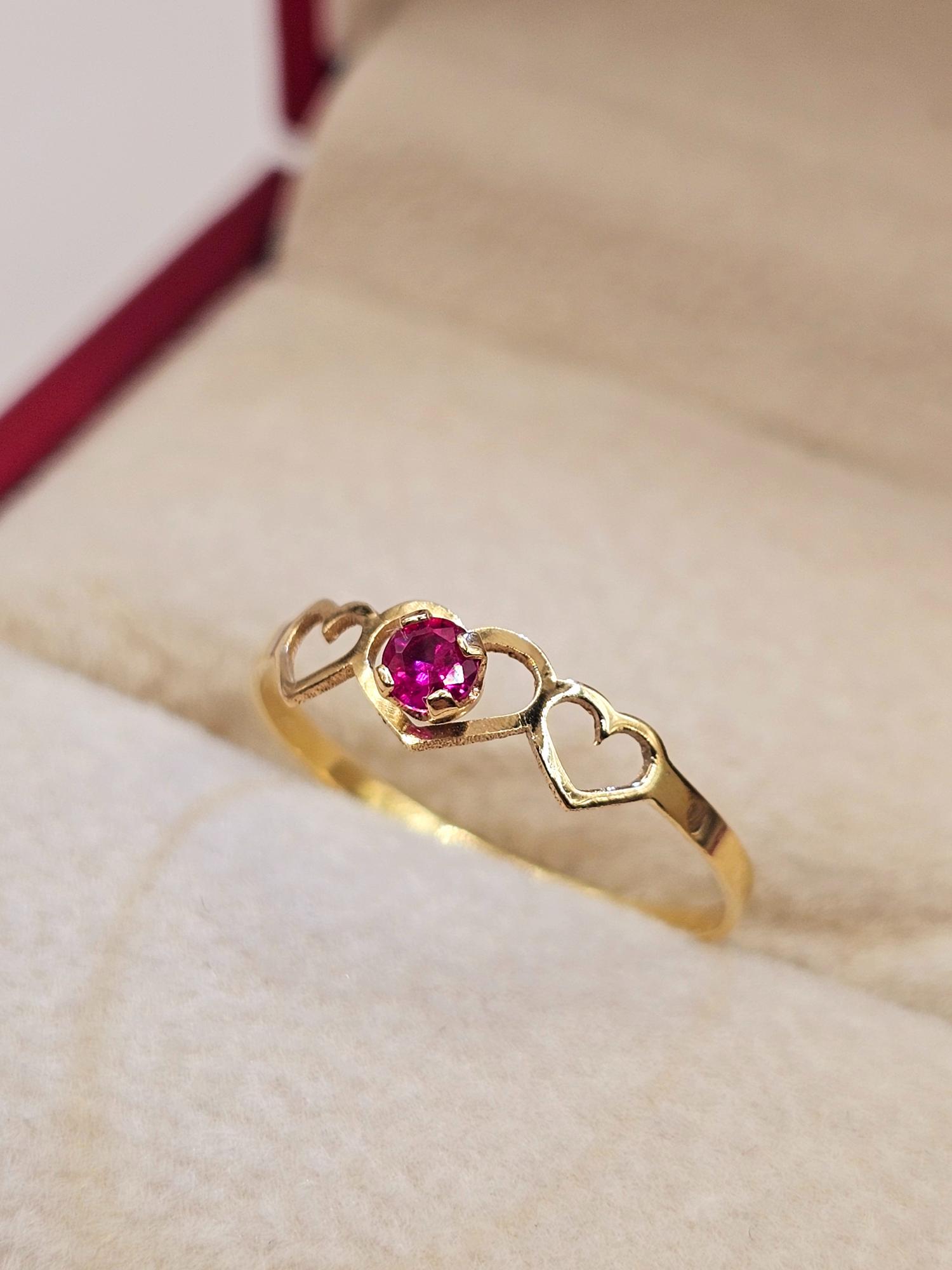 Anillo silueta tres corazones rubí 0.7 grs Oro 18k 5