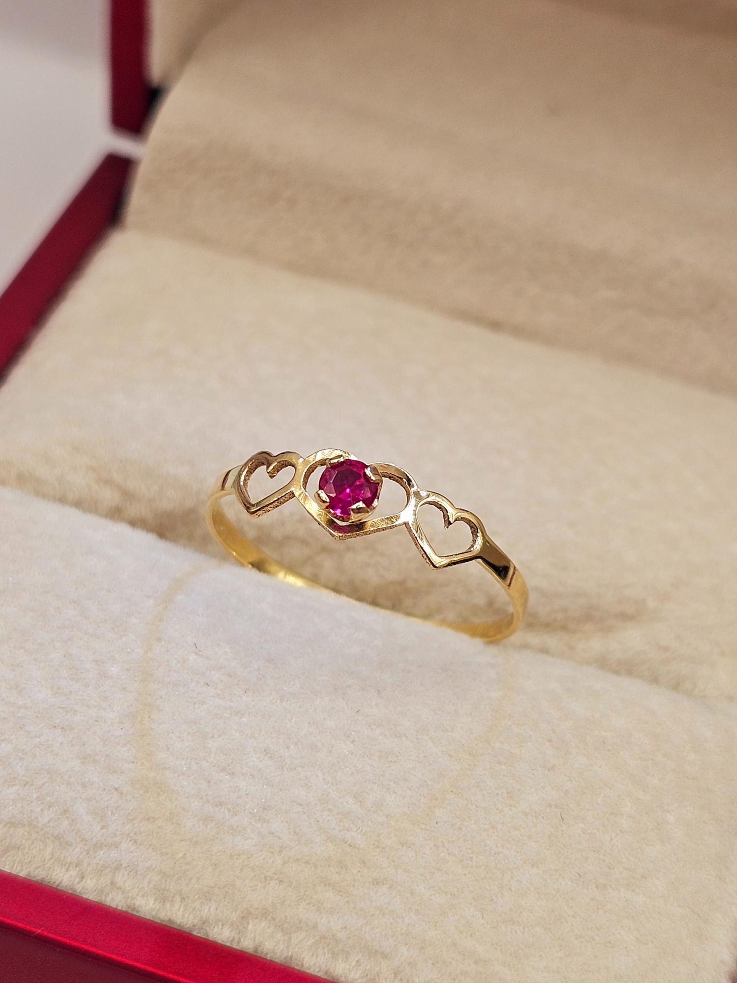 Anillo silueta tres corazones rubí 0.7 grs Oro 18k 6