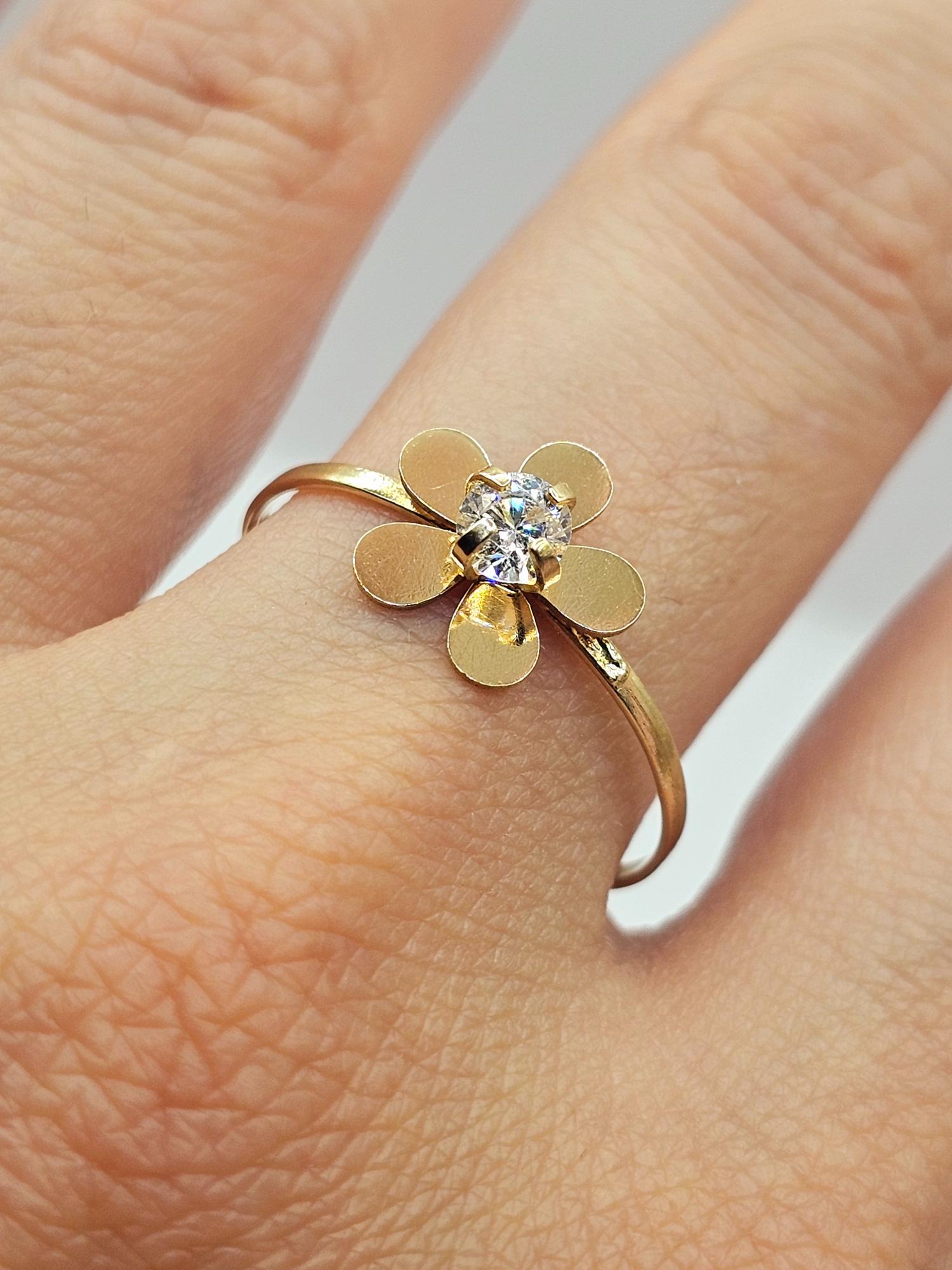 Anillo flor con circón 1.2 grs Oro 18k  2