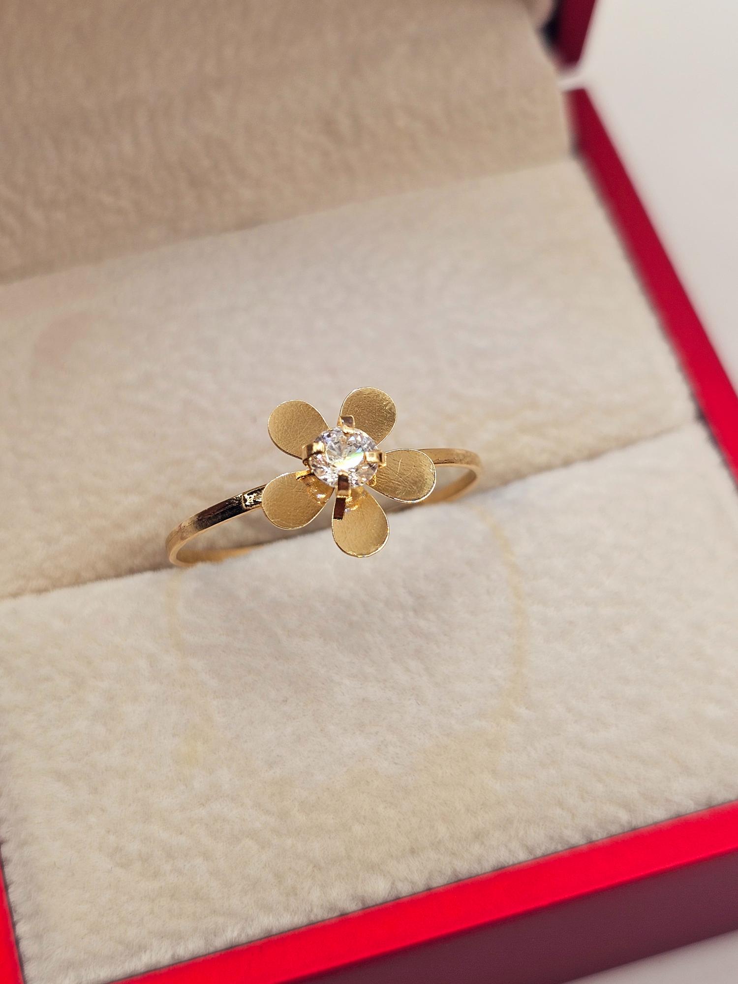 Anillo flor con circón 1.2 grs Oro 18k  3