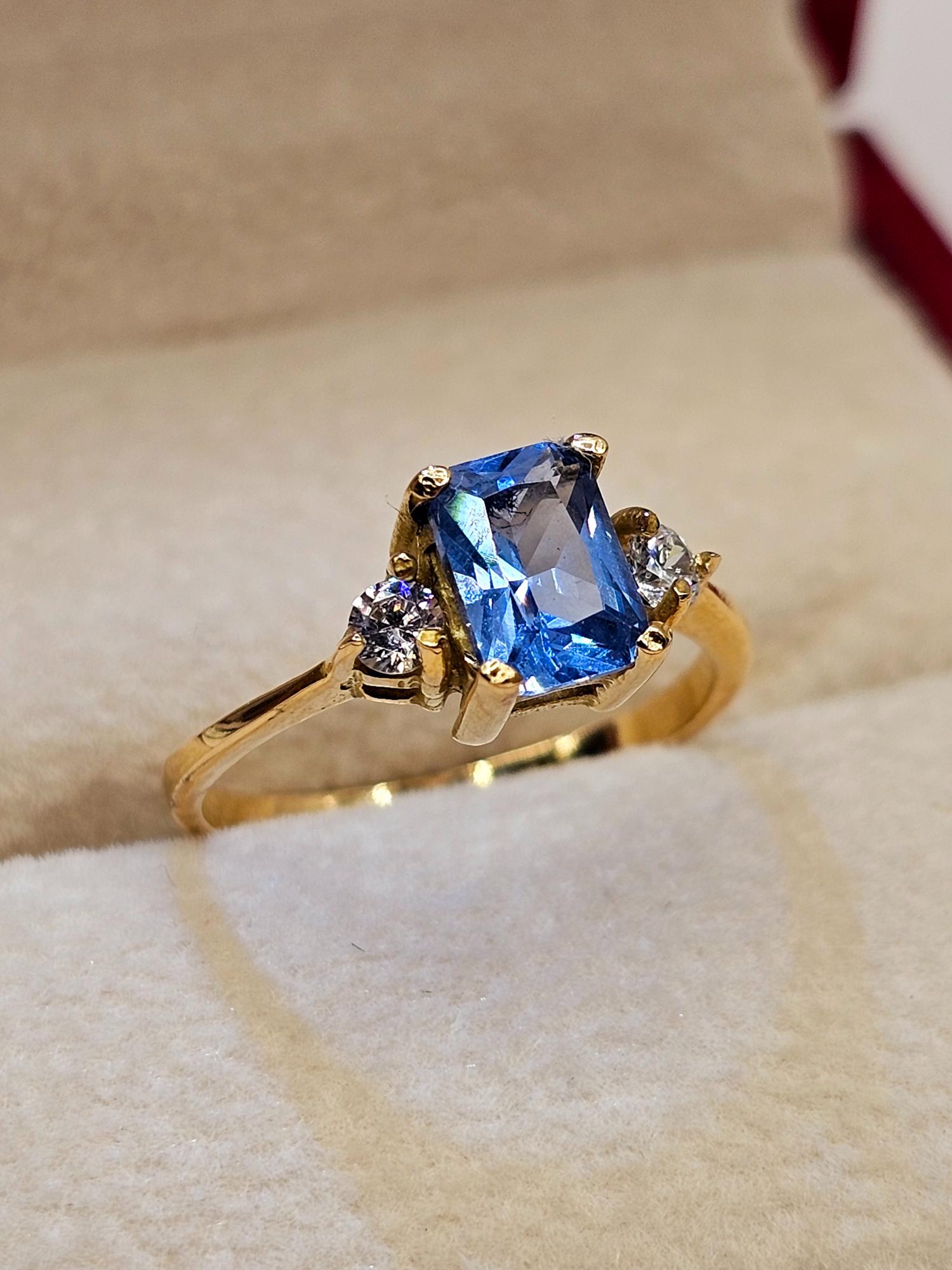 Anillo reina agua marina circones 2.8 grs Oro 18k 2