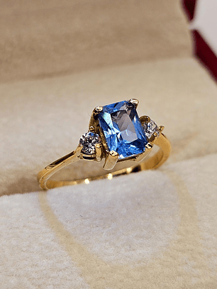 Anillo reina agua marina circones 2.8 grs Oro 18k