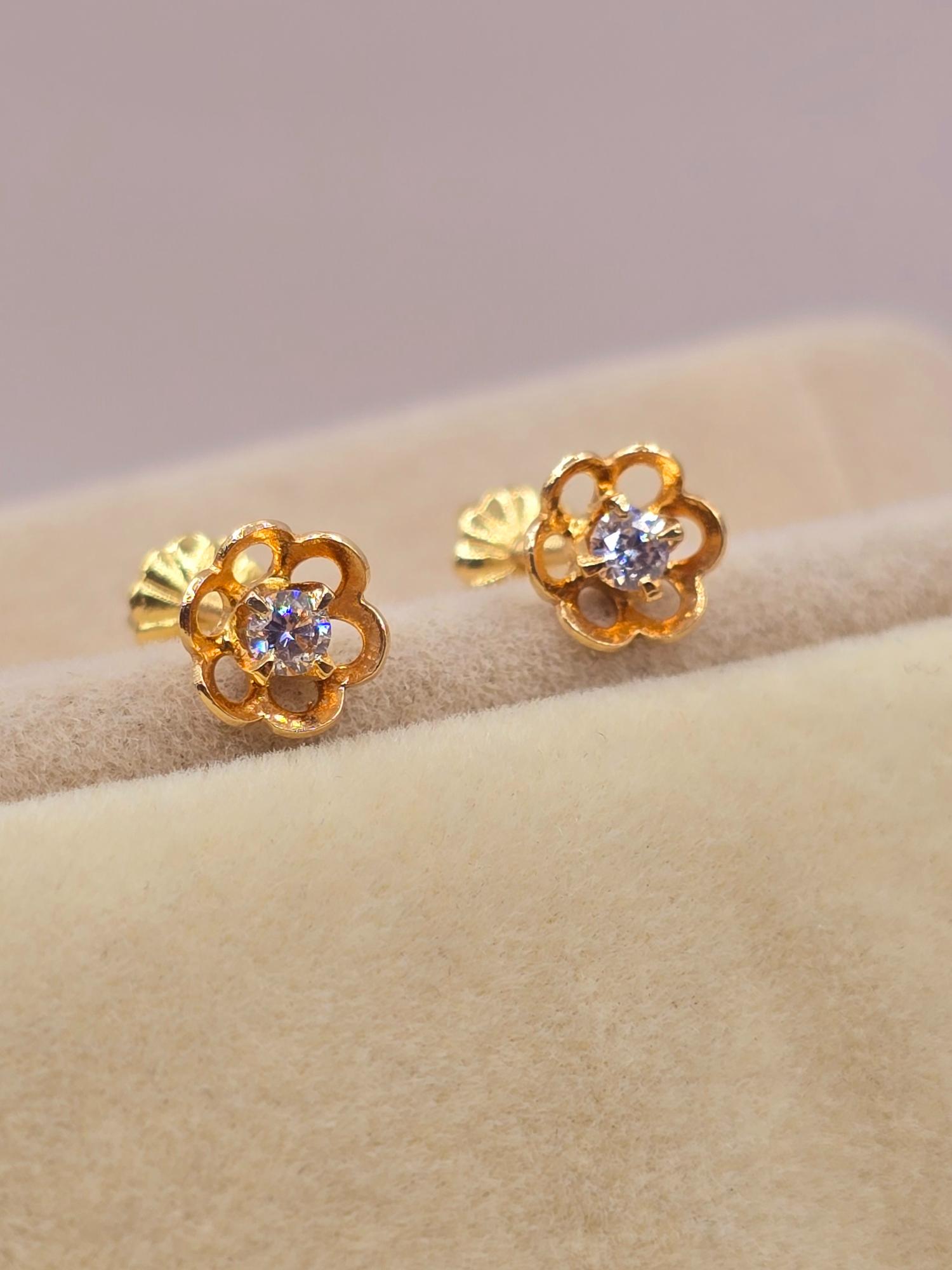 Aros flor con circón 7 mm 1.2 grs Oro 18k 1