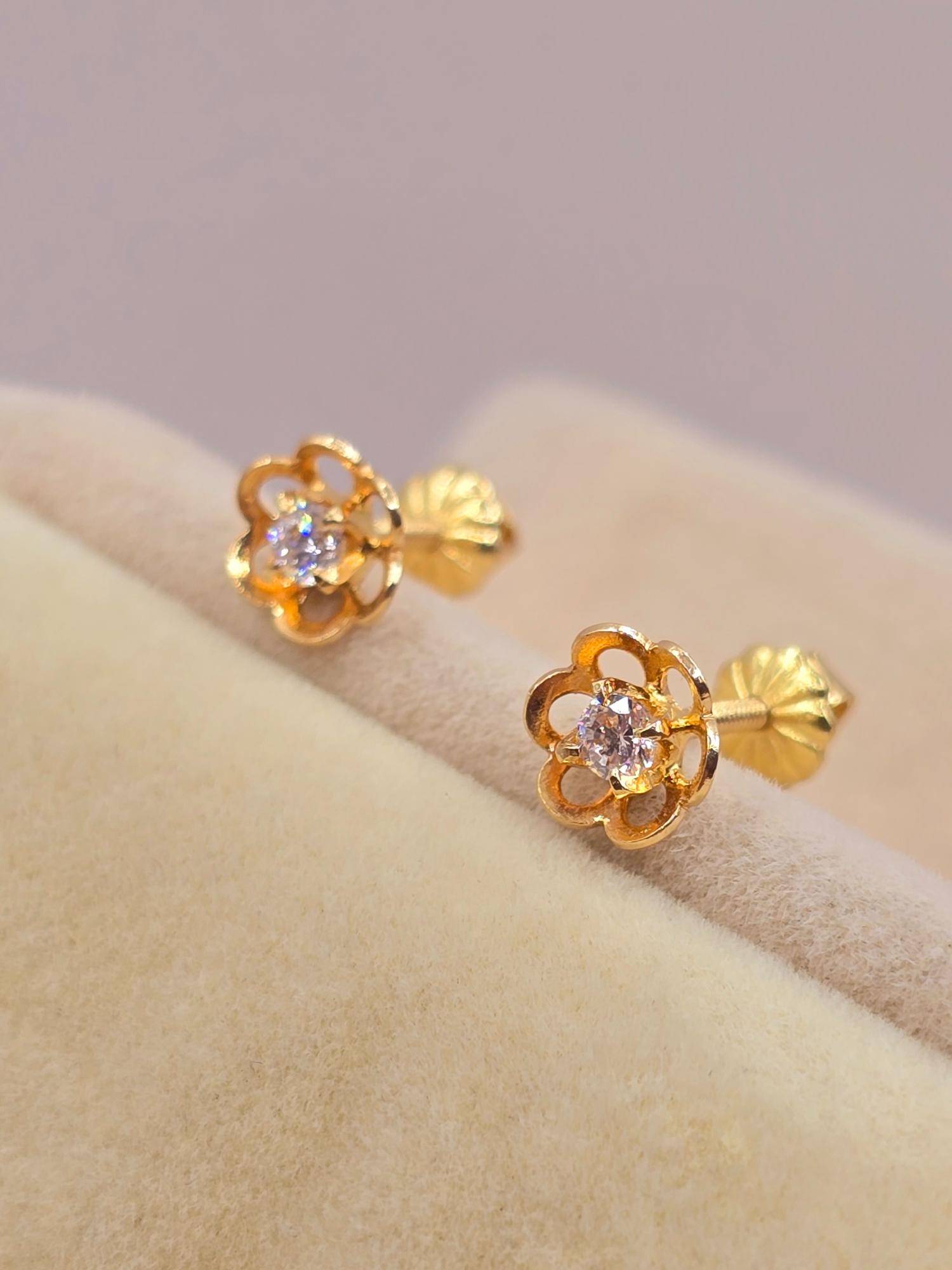 Aros flor con circón 7 mm 1.2 grs Oro 18k 4