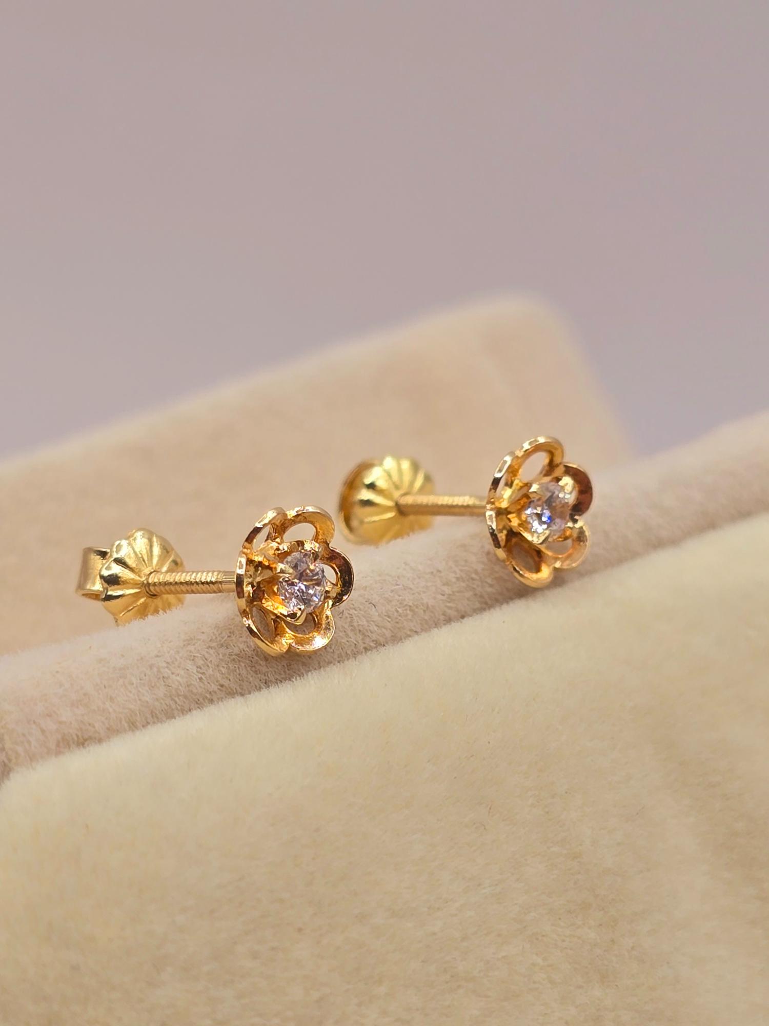 Aros flor con circón 7 mm 1.2 grs Oro 18k 5