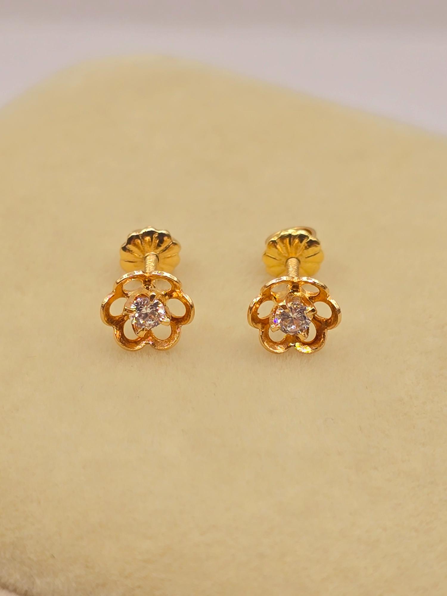 Aros flor con circón 7 mm 1.2 grs Oro 18k 2