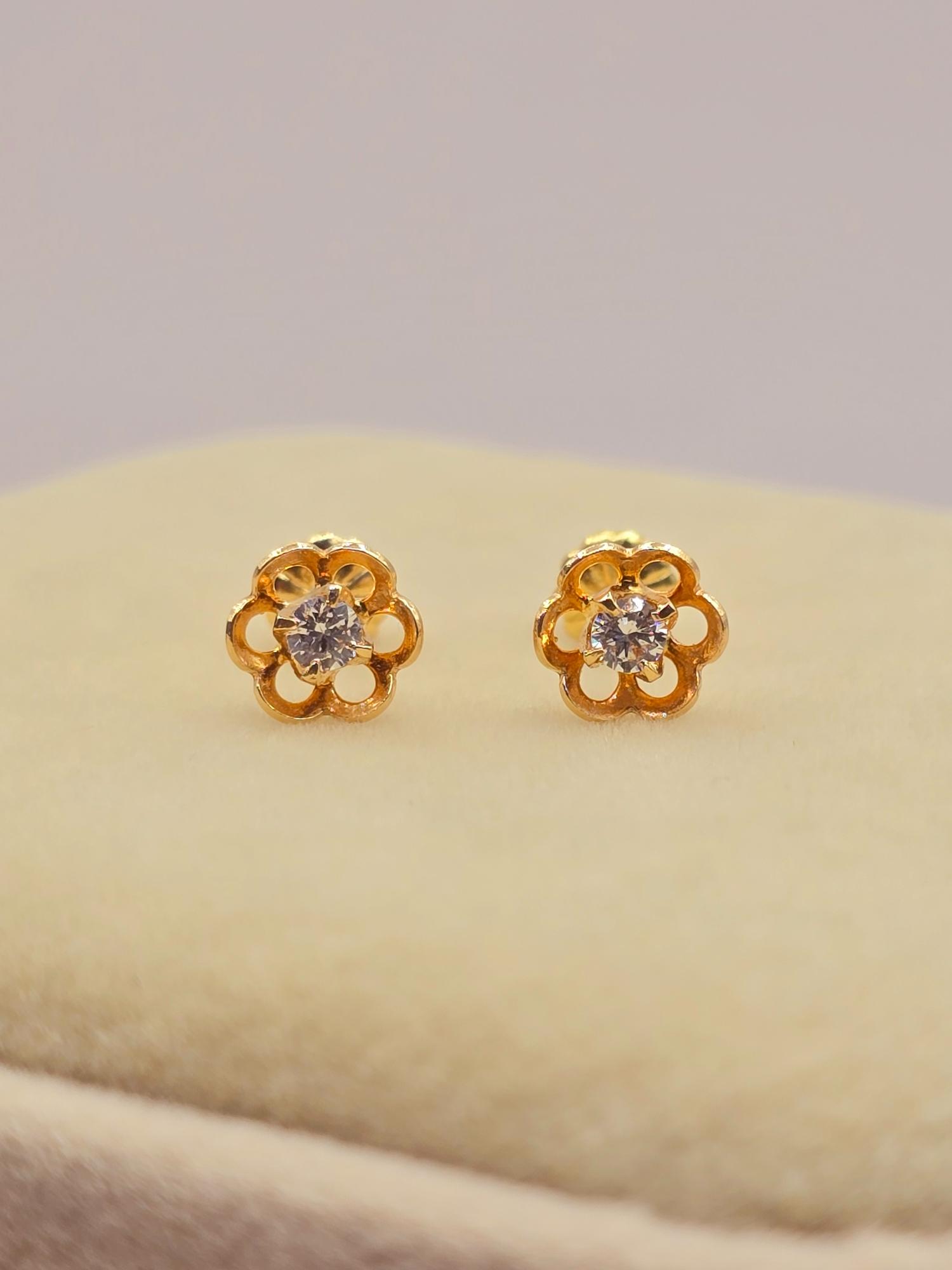 Aros flor con circón 7 mm 1.2 grs Oro 18k 7