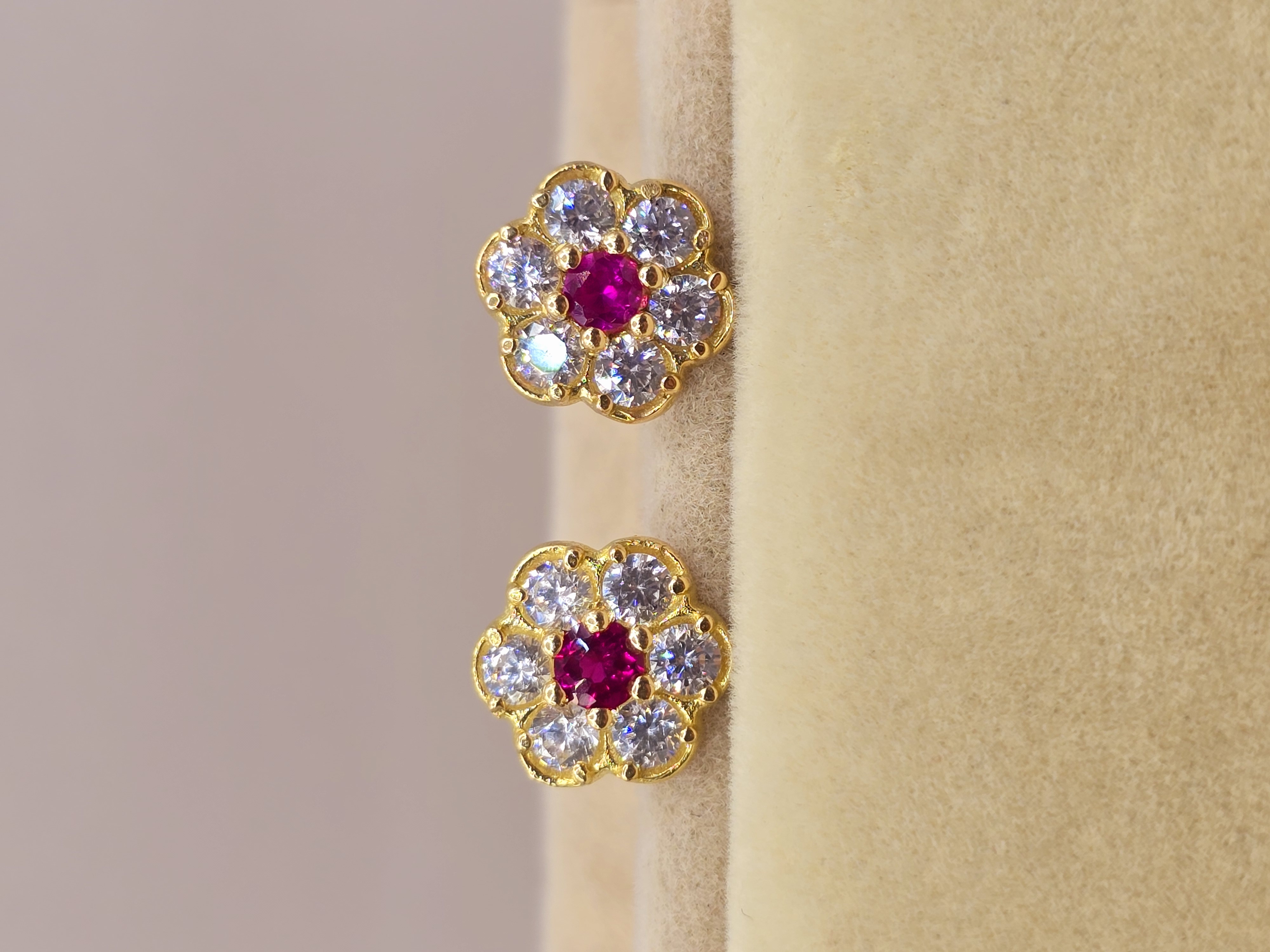 Aros roseta rubí y circones 11 mm 2.4 grs Oro 18k 2