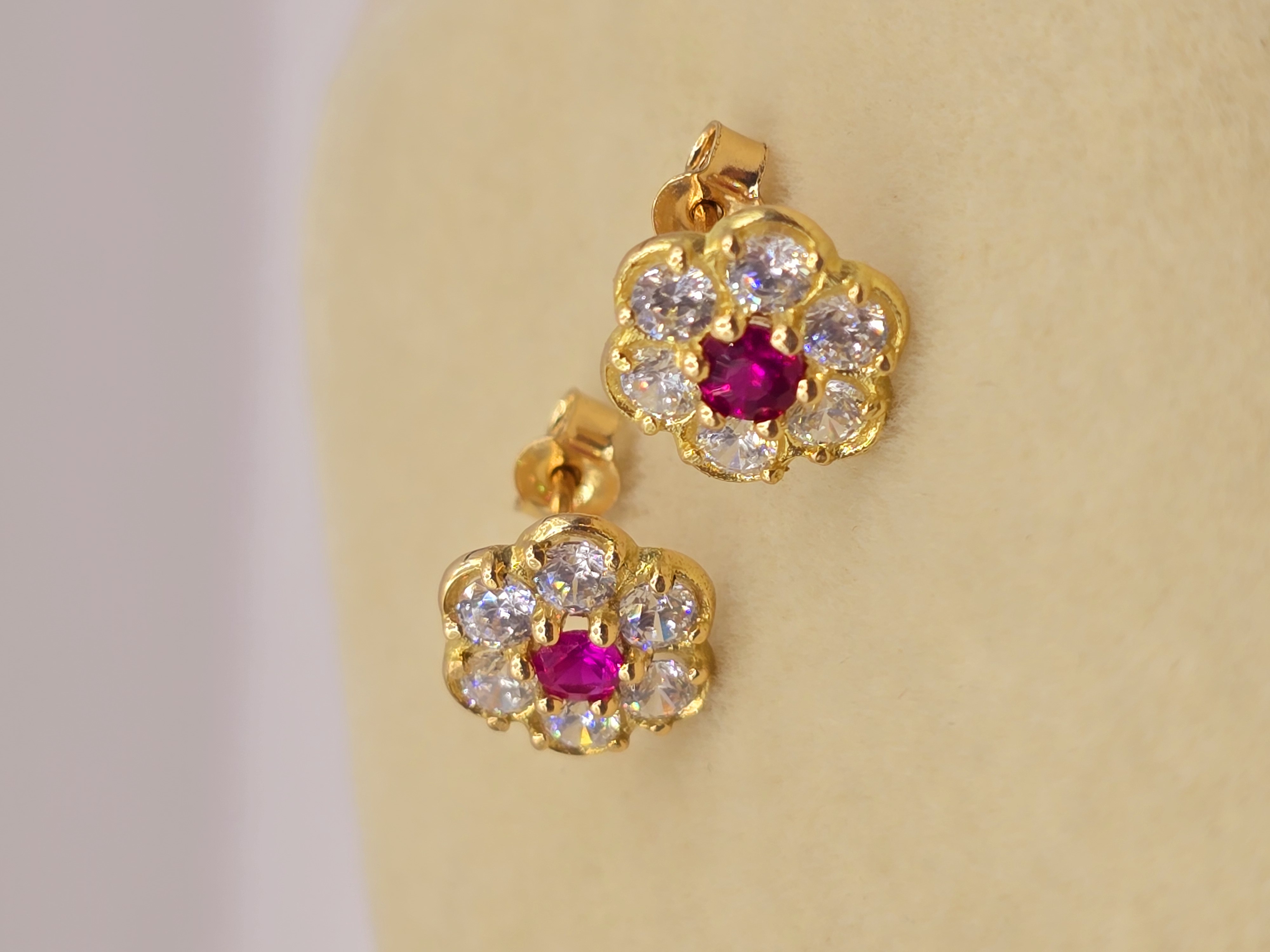 Aros roseta rubí y circones 11 mm 2.4 grs Oro 18k 8