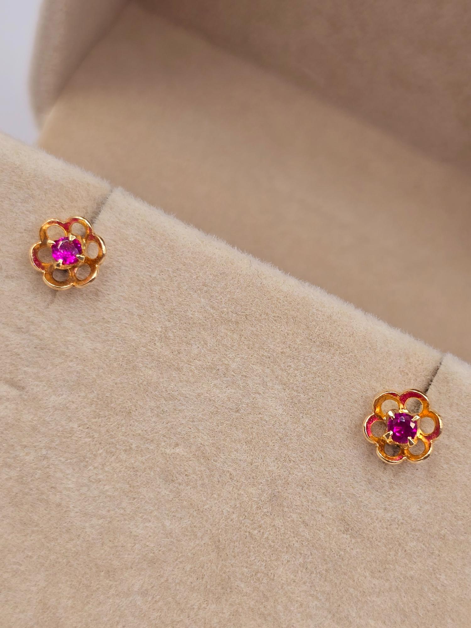 Aros flor rubí y circones 7 mm 1.2 grs Oro 18k 3