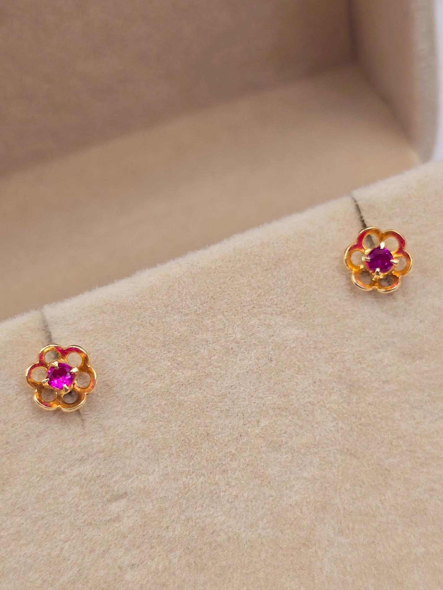 Aros flor rubí y circones 7 mm 1.2 grs Oro 18k 4