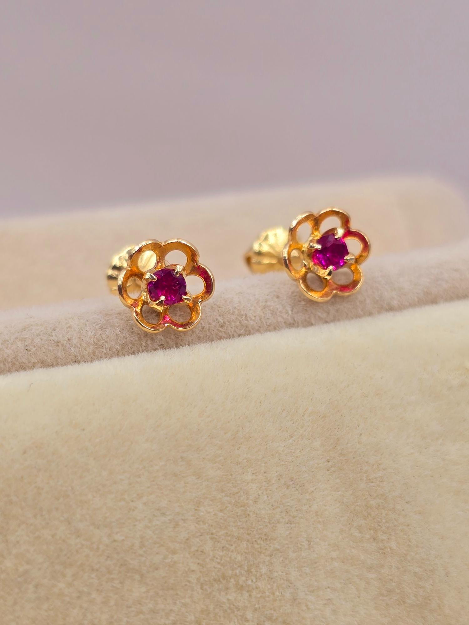 Aros flor rubí y circones 7 mm 1.2 grs Oro 18k 2