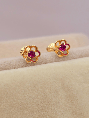 Aros flor rubí y circones 7 mm 1.2 grs Oro 18k