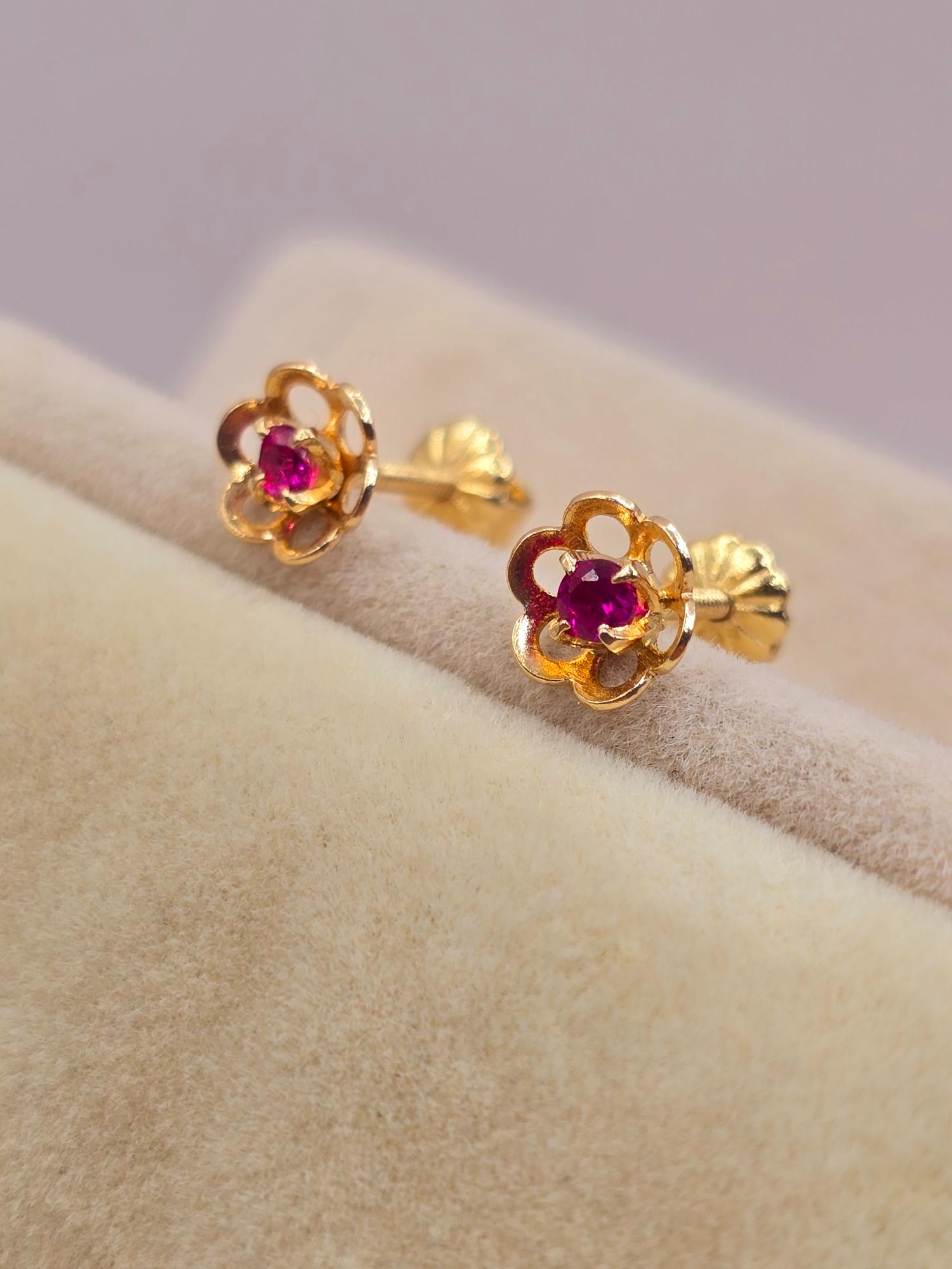 Aros flor rubí y circones 7 mm 1.2 grs Oro 18k 6