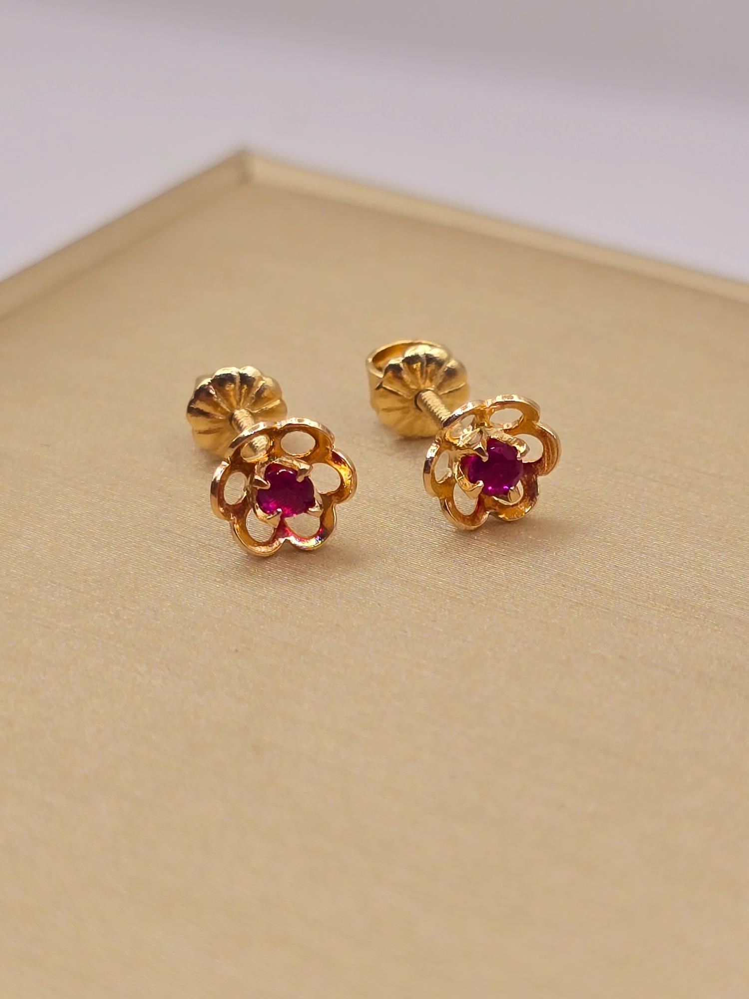 Aros flor rubí y circones 7 mm 1.2 grs Oro 18k 1