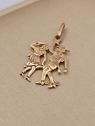 Colgante pareja de huasos 2.7 cm 1.5 grs Oro 18k