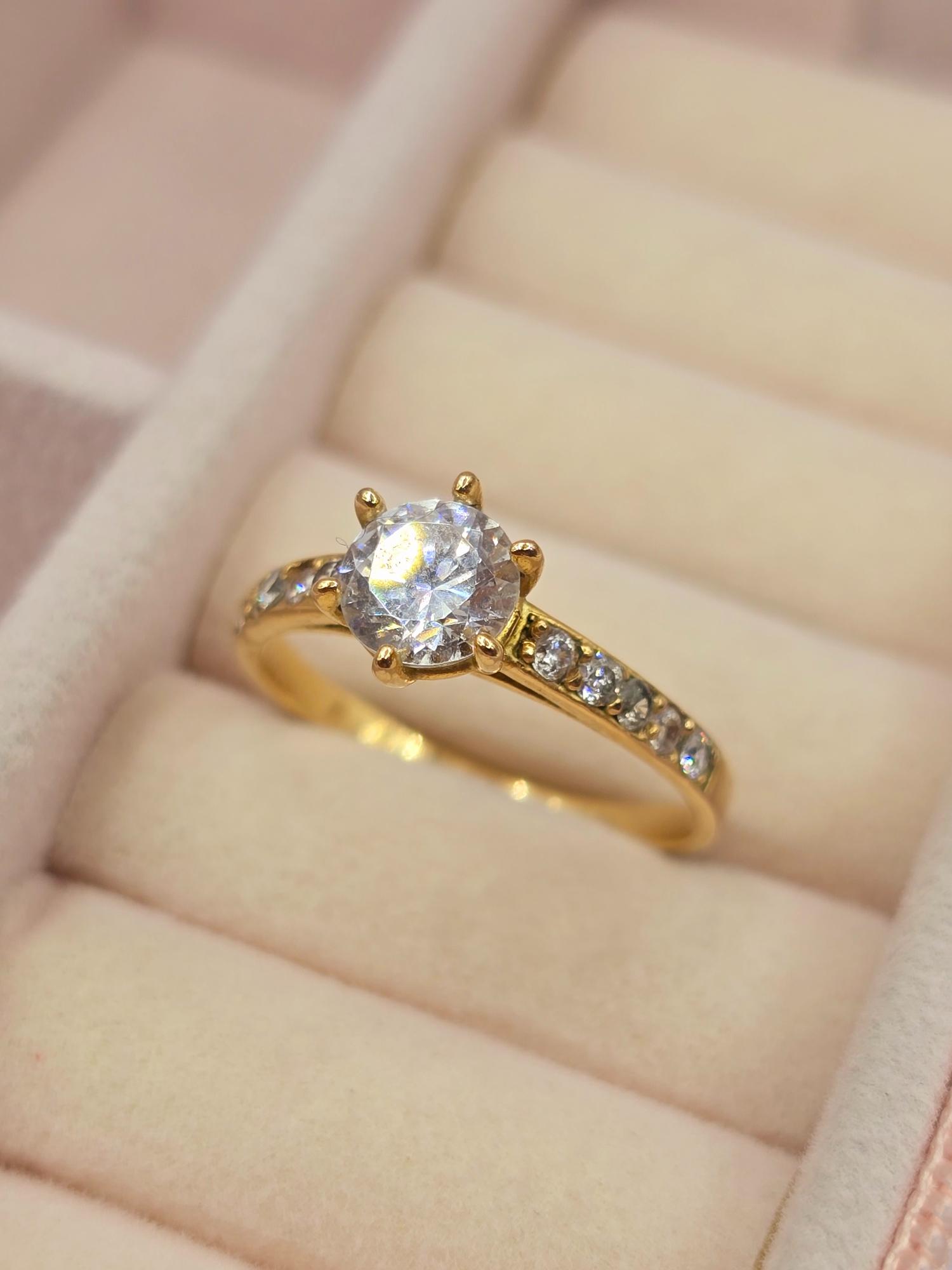 Anillo solitario medio cintillo circones 3 grs Oro 18k 3