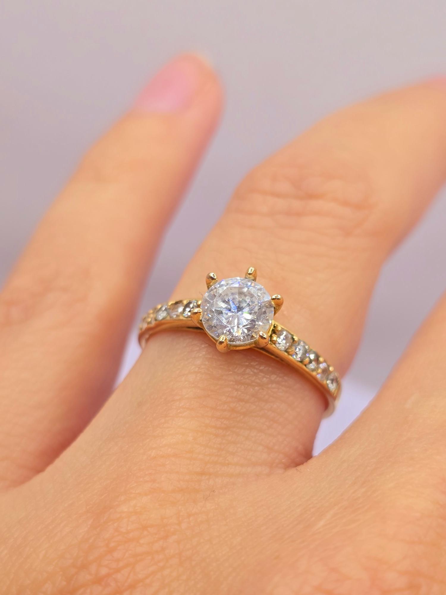 Anillo solitario medio cintillo circones 3 grs Oro 18k 4