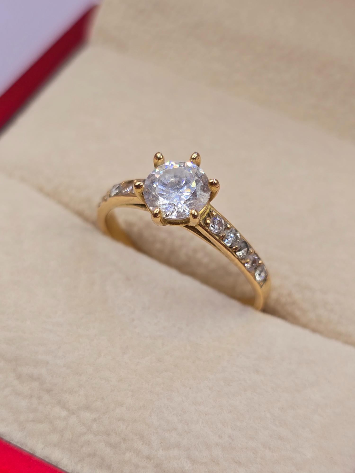 Anillo solitario medio cintillo circones 3 grs Oro 18k 5