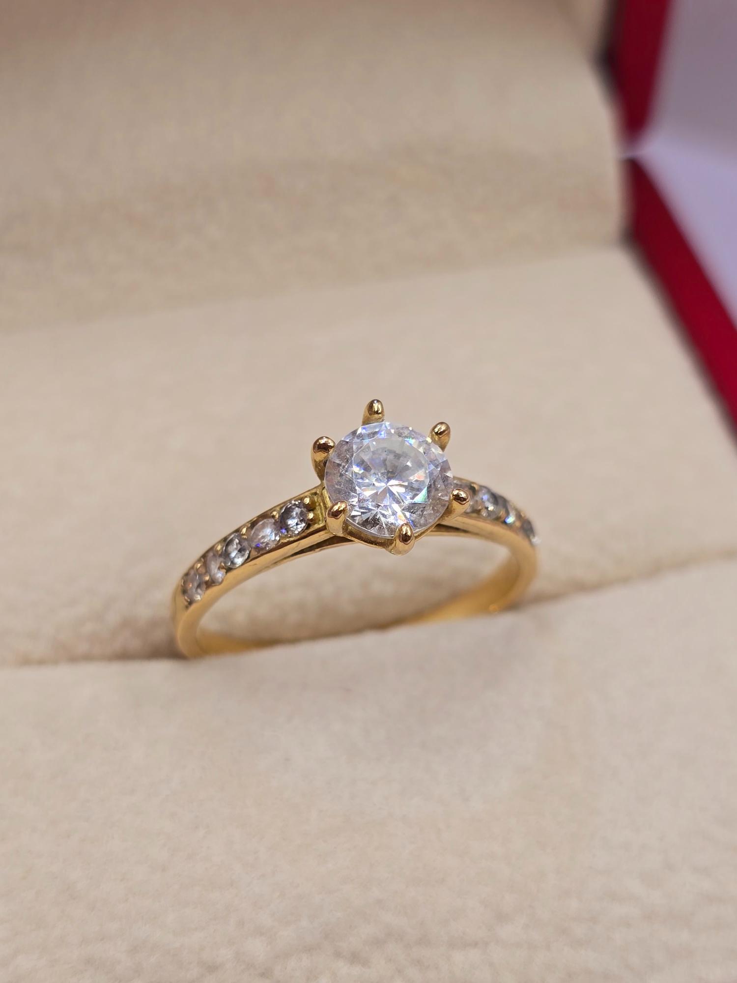 Anillo solitario medio cintillo circones 3 grs Oro 18k 6