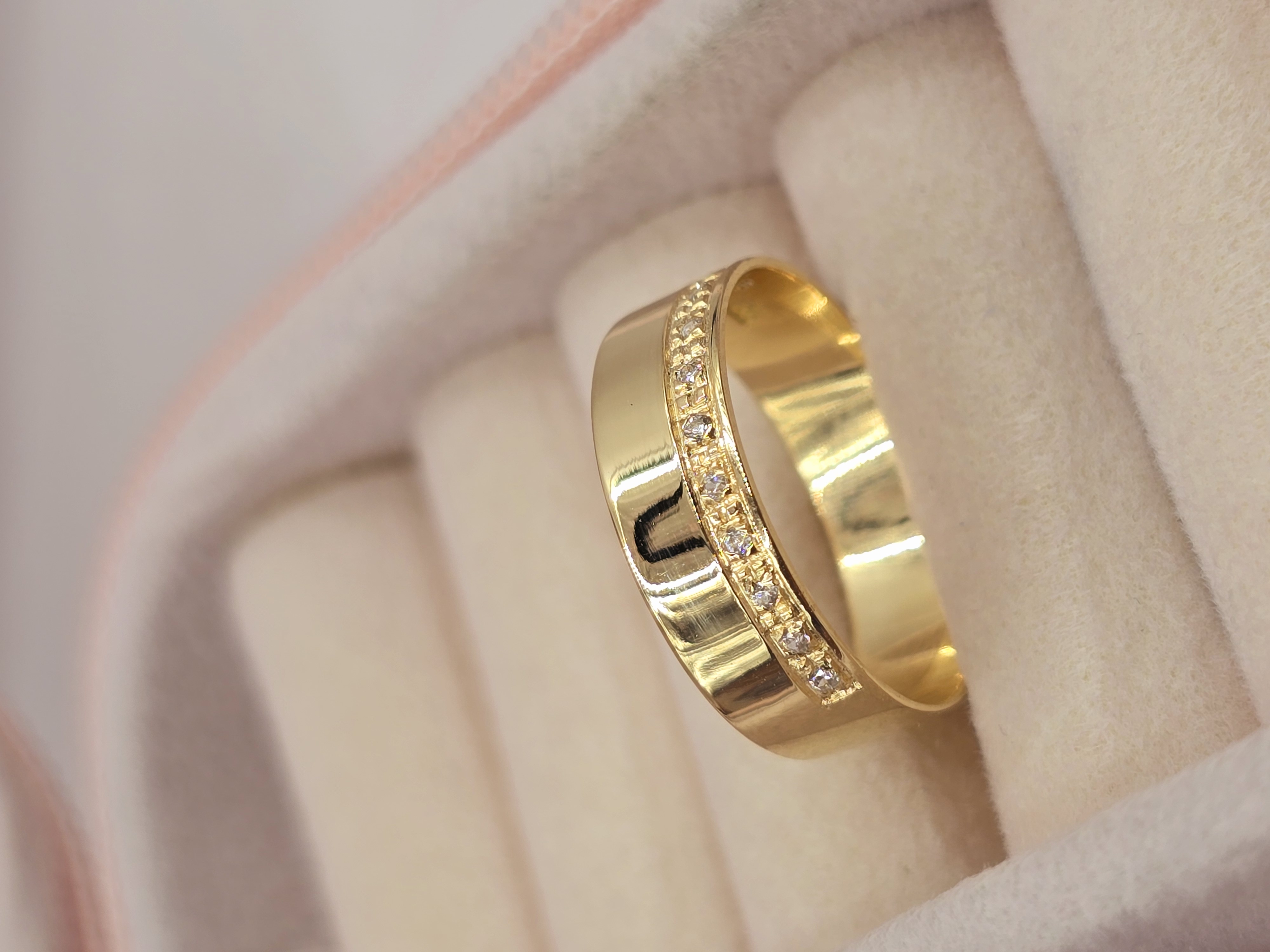 Anillo plano medio cintillo circones 5 mm 3 grs oro 18k 7