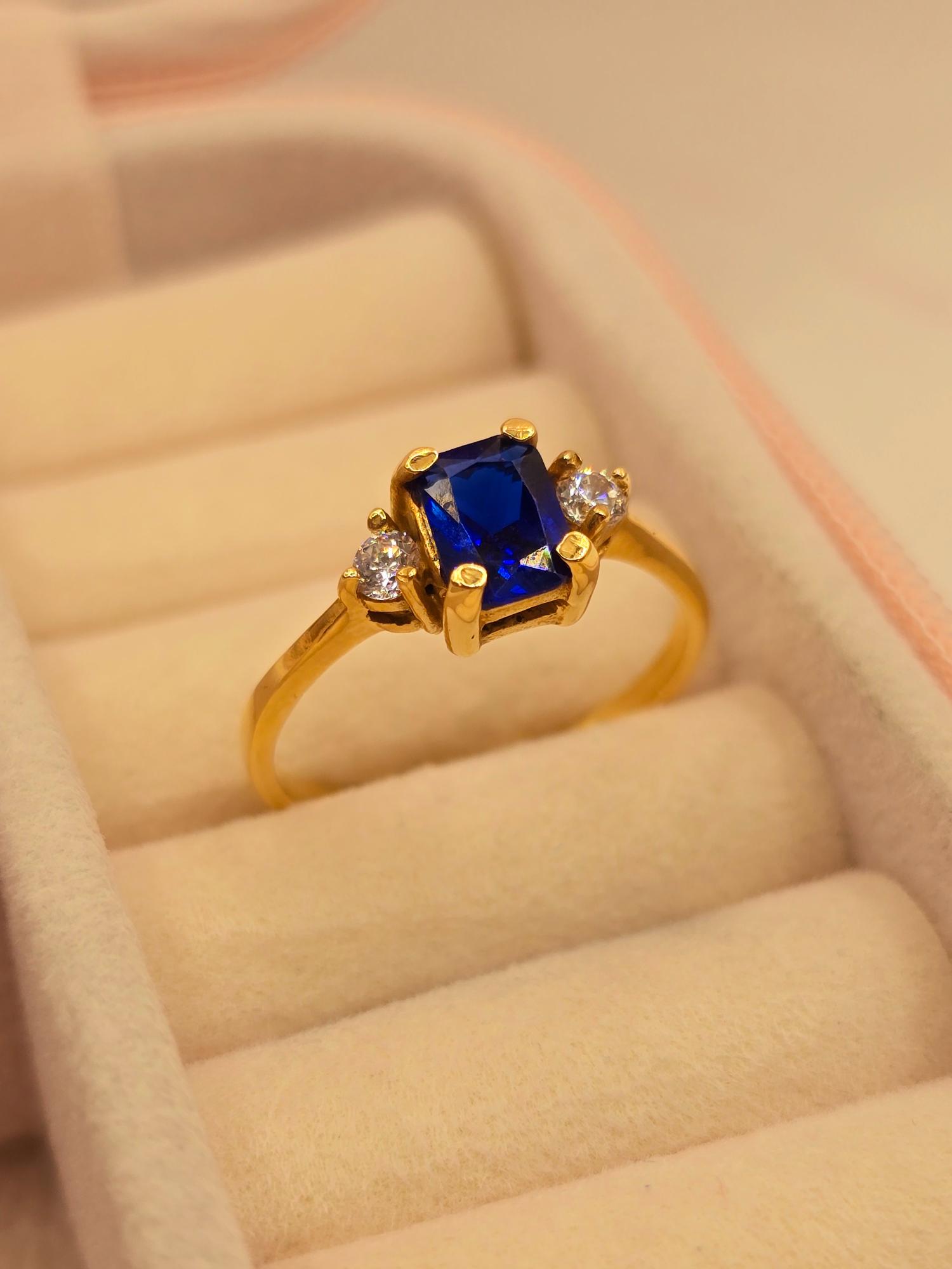 Anillo reina zafiro 3 grs Oro 18k 5