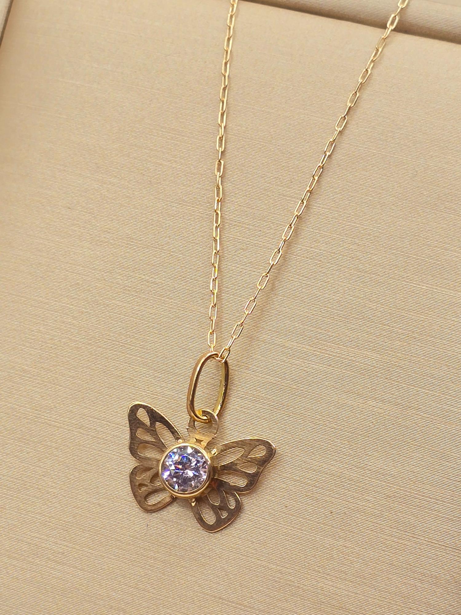 Cadena limada 50 cm y mariposa circón 1.7 cm 2.1 grs Oro 18k 2
