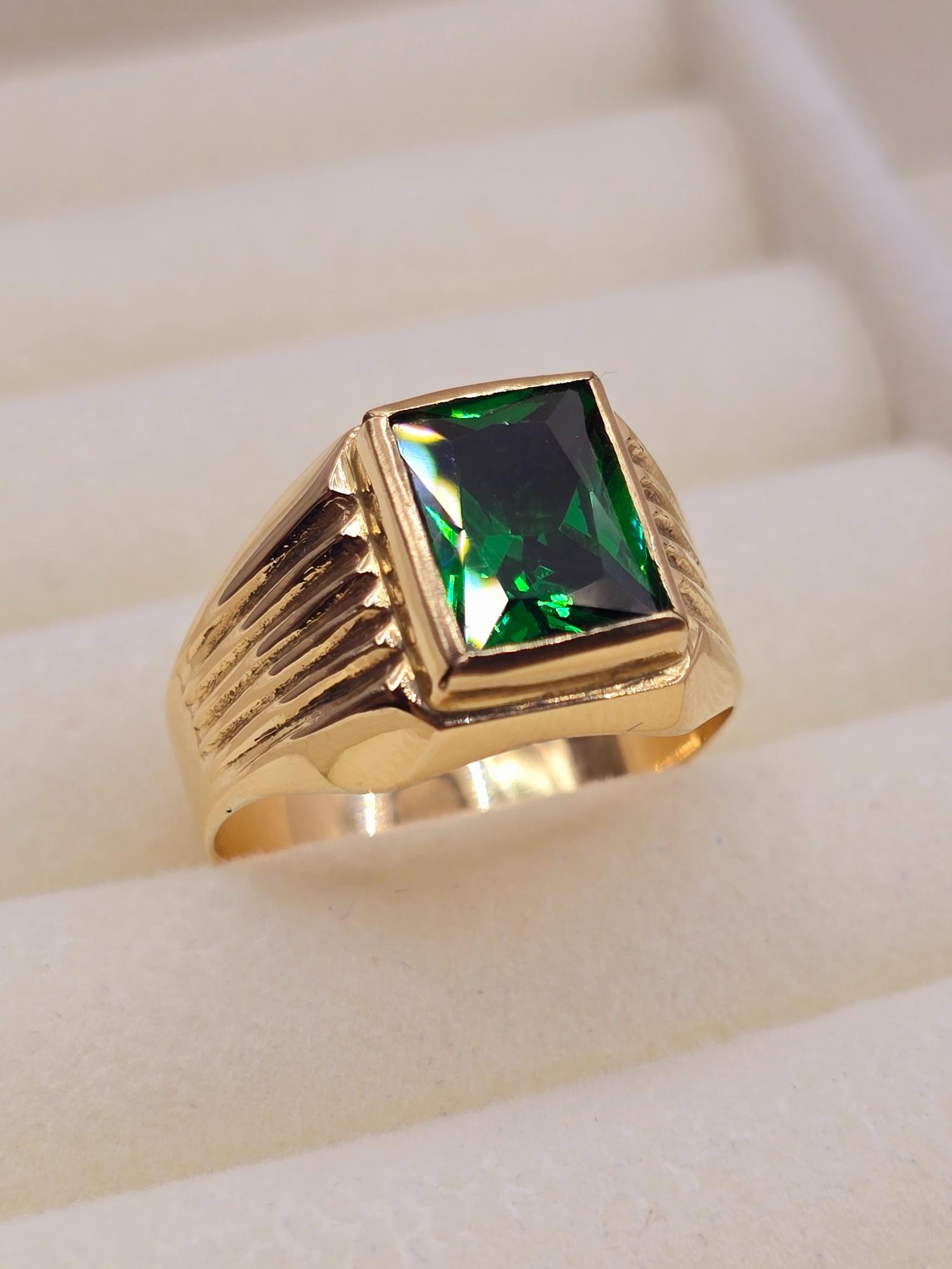 Anillo sello esmeralda 6.5 grs Oro 18k 7