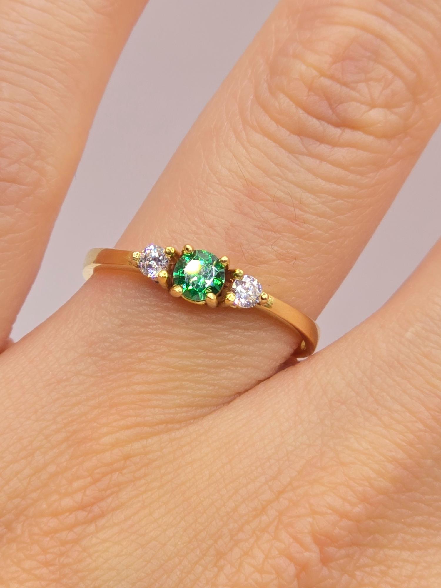 Anillo princesa esmeralda y circones 2.3 grs Oro 18k 1