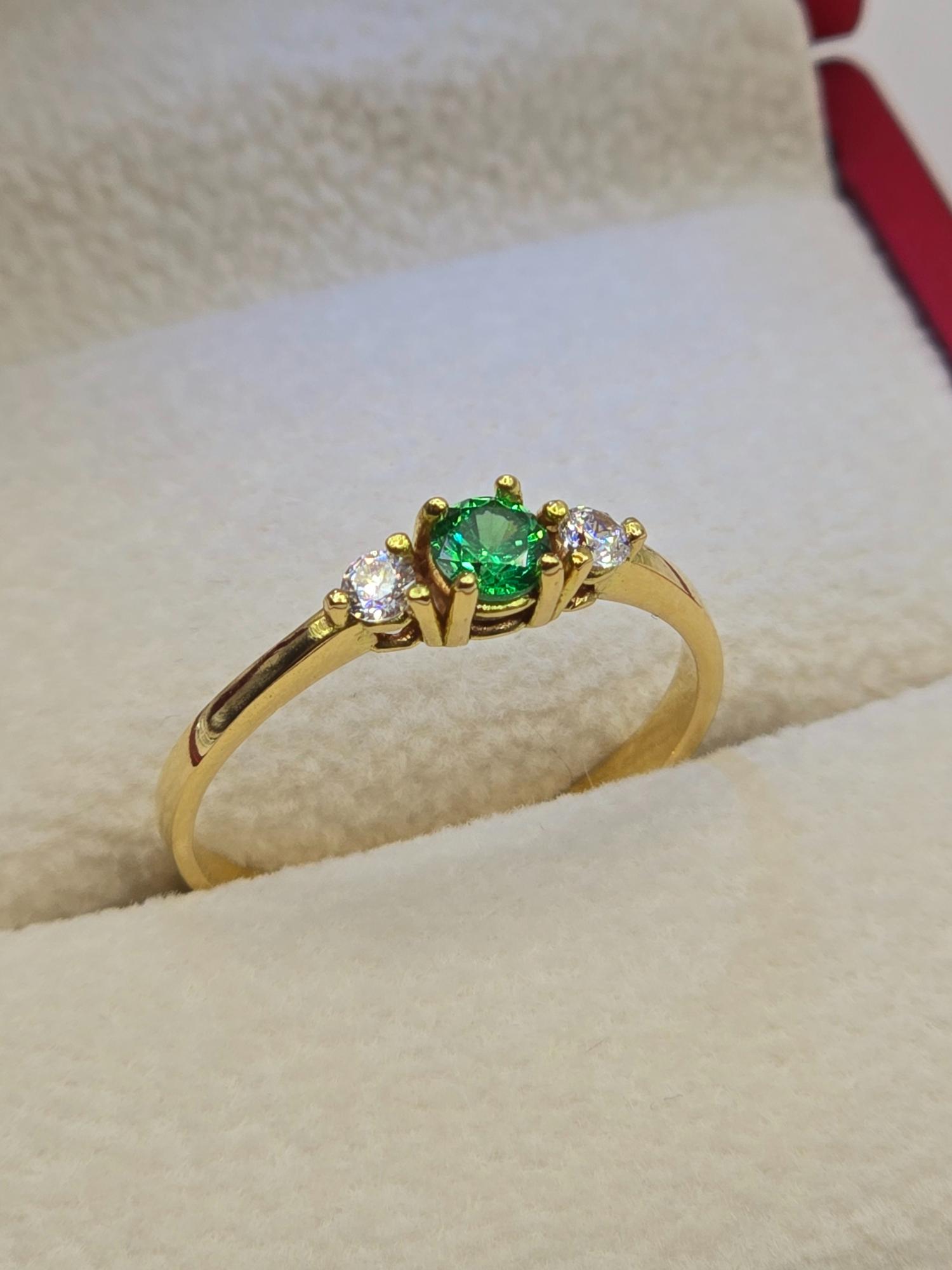 Anillo princesa esmeralda y circones 2.3 grs Oro 18k 2