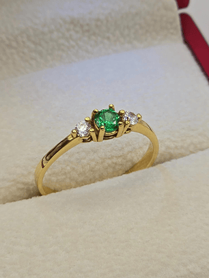 Anillo princesa esmeralda y circones 2.3 grs Oro 18k