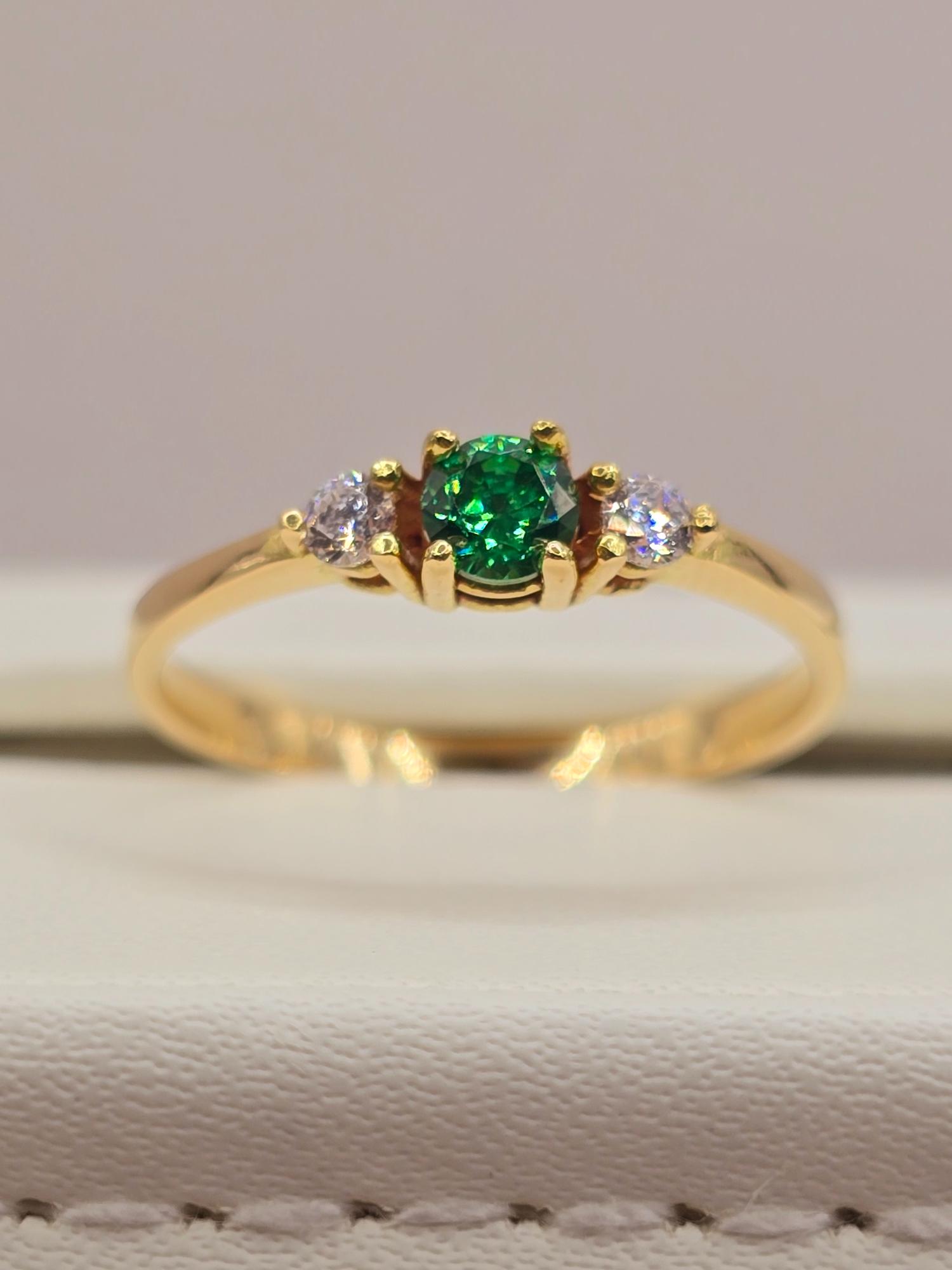 Anillo princesa esmeralda y circones 2.3 grs Oro 18k 9