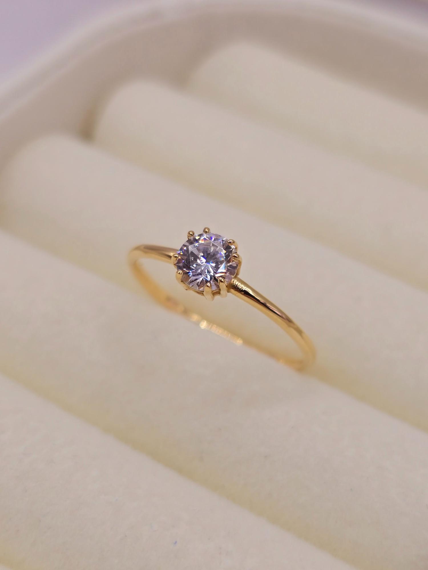 Anillo solitario clásico circón 1.6 grs Oro 18k 2