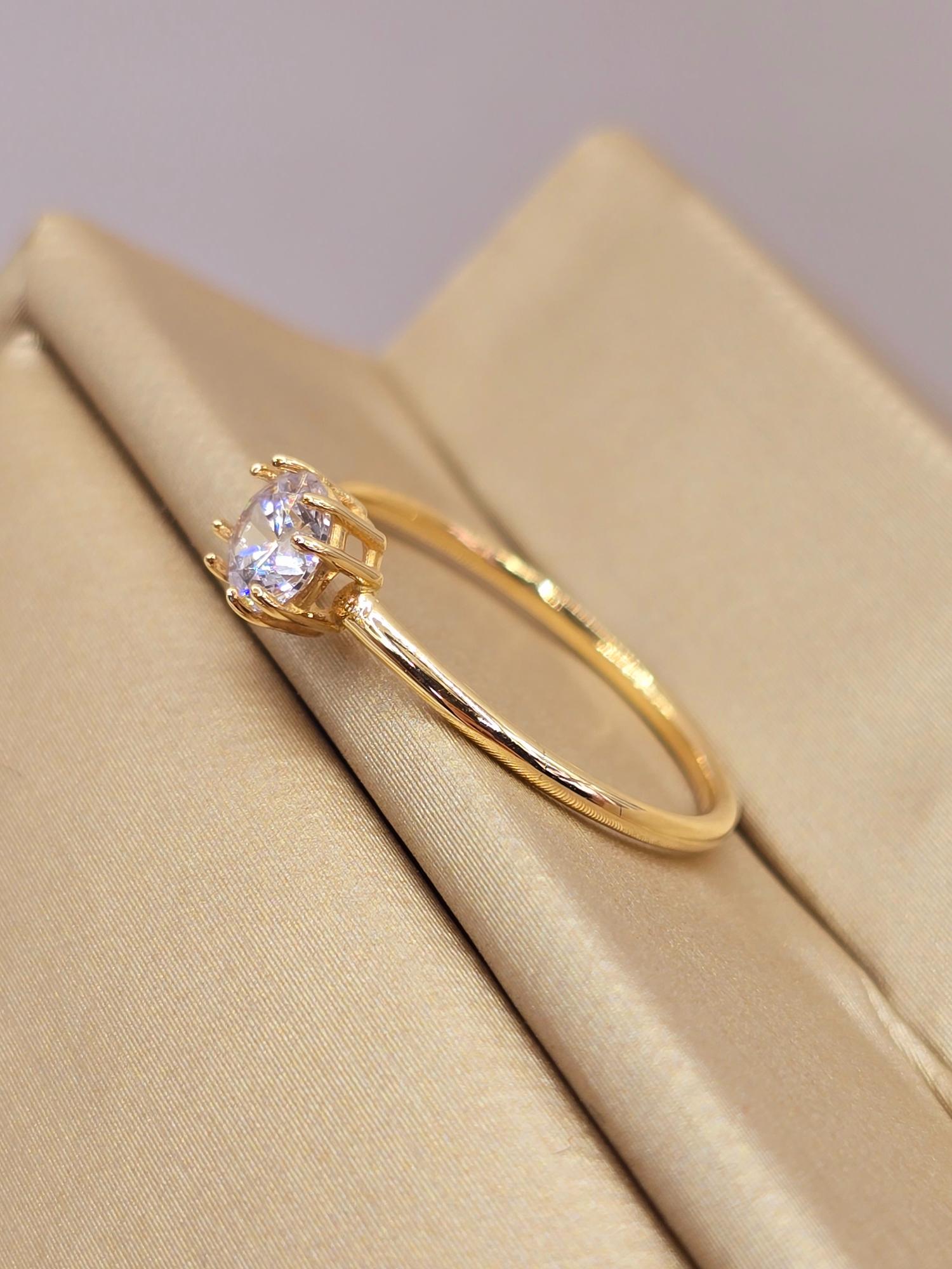 Anillo solitario clásico circón 1.6 grs Oro 18k 8