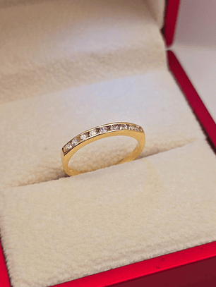 Anillo medio cintillo circones 2 grs Oro 18k