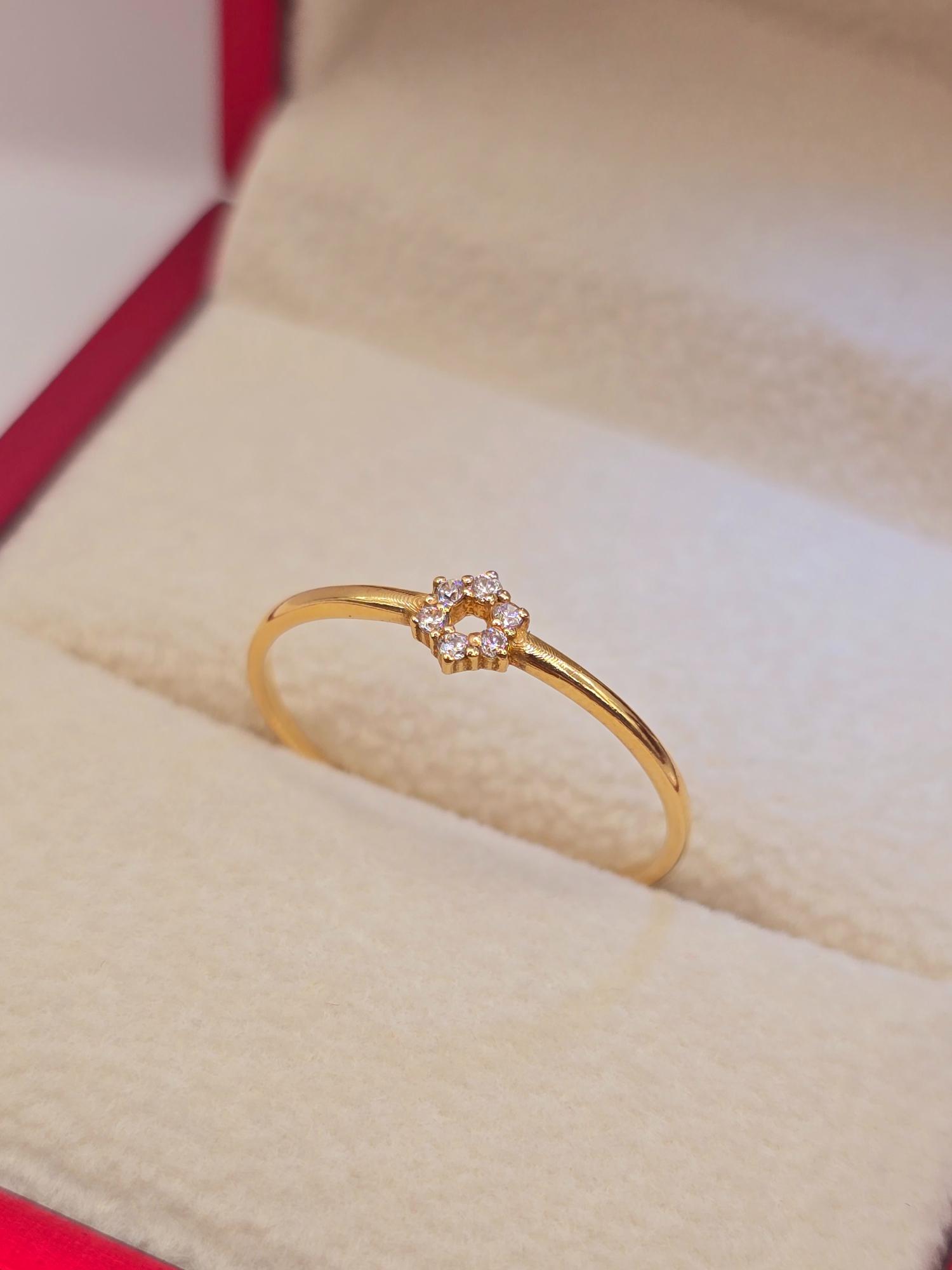 Anillo estrella circones 1.7 grs Oro 18k 1