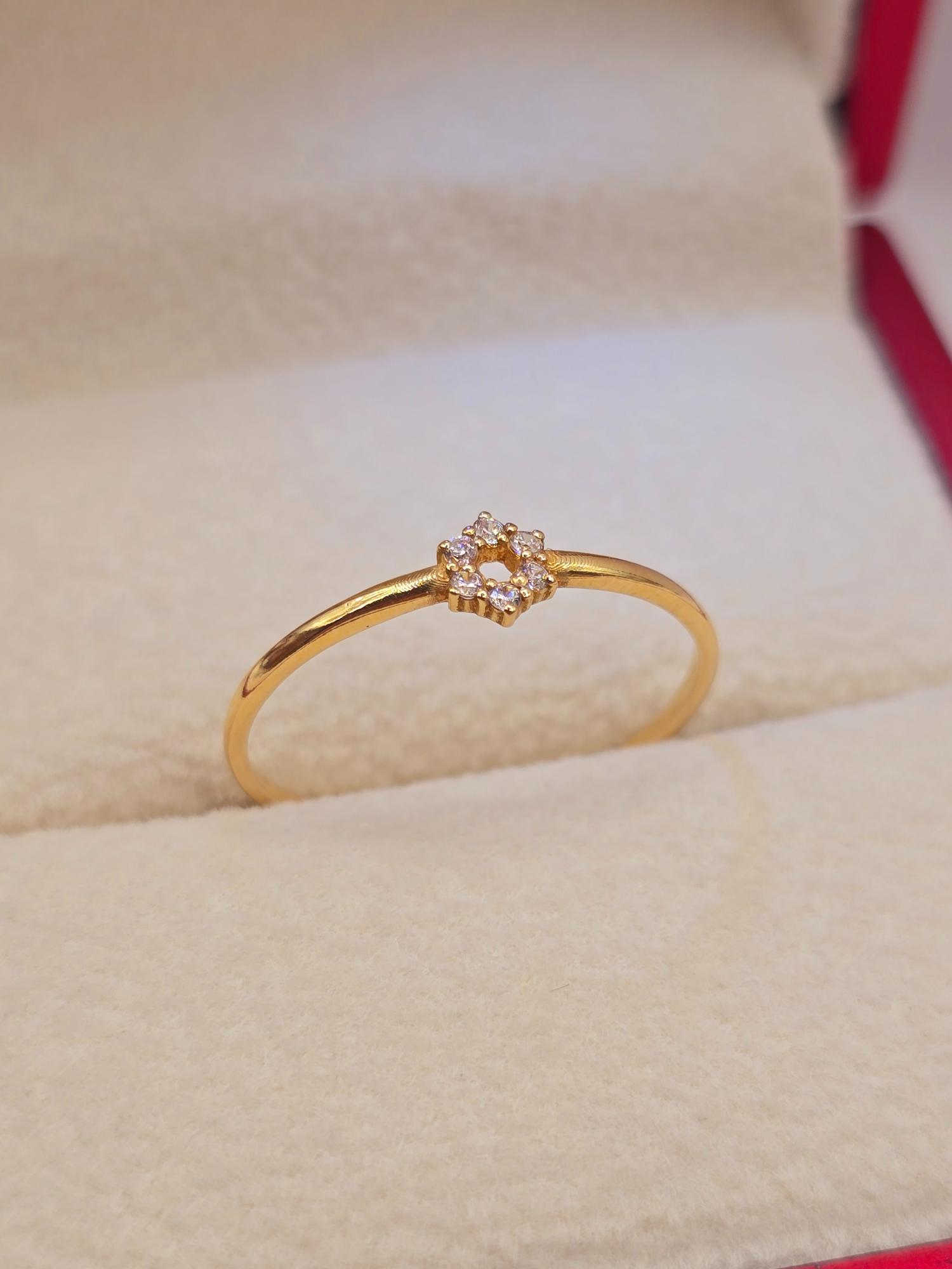 Anillo estrella circones 1.7 grs Oro 18k 6