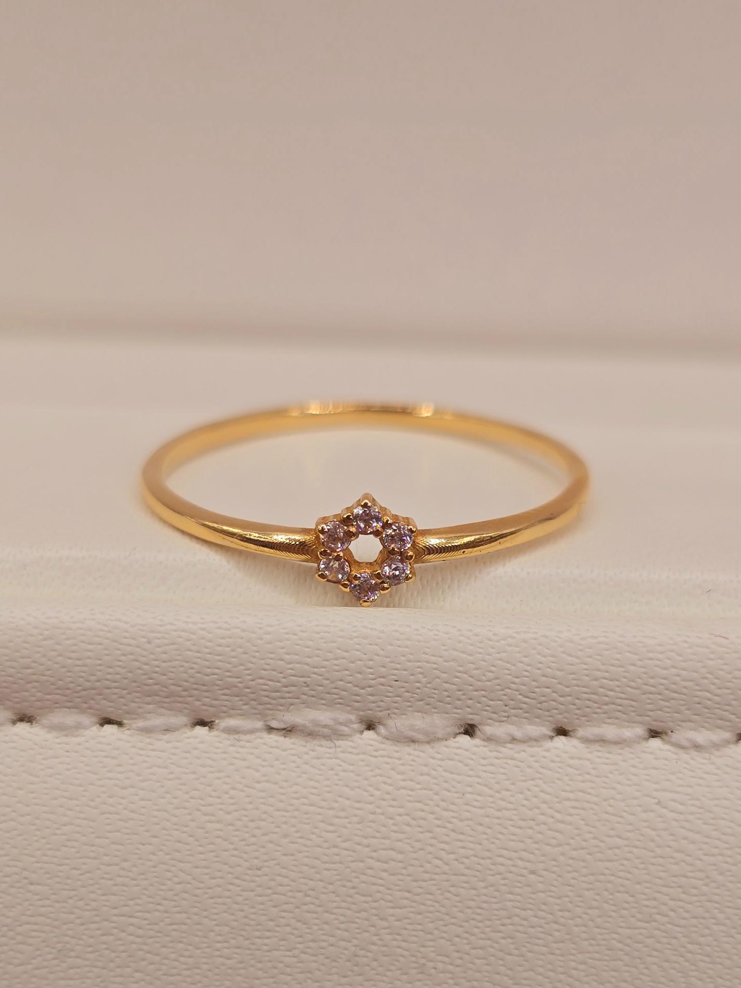 Anillo estrella circones 1.7 grs Oro 18k 8