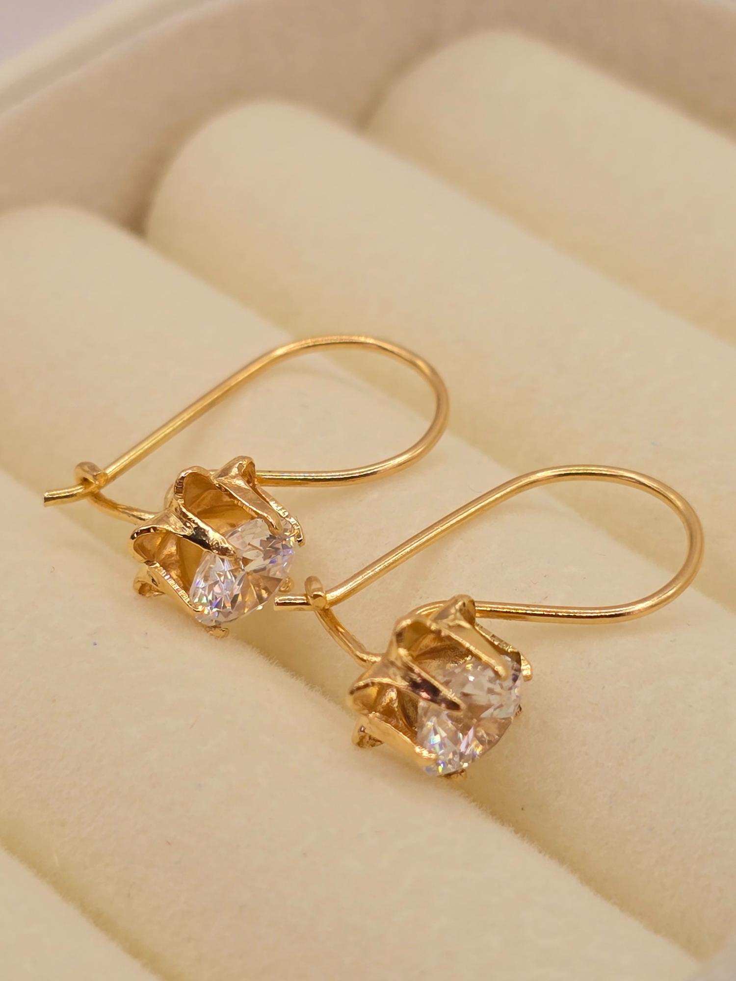 Aros chatón italiano con gancho circón 2.2 grs Oro 18k 2