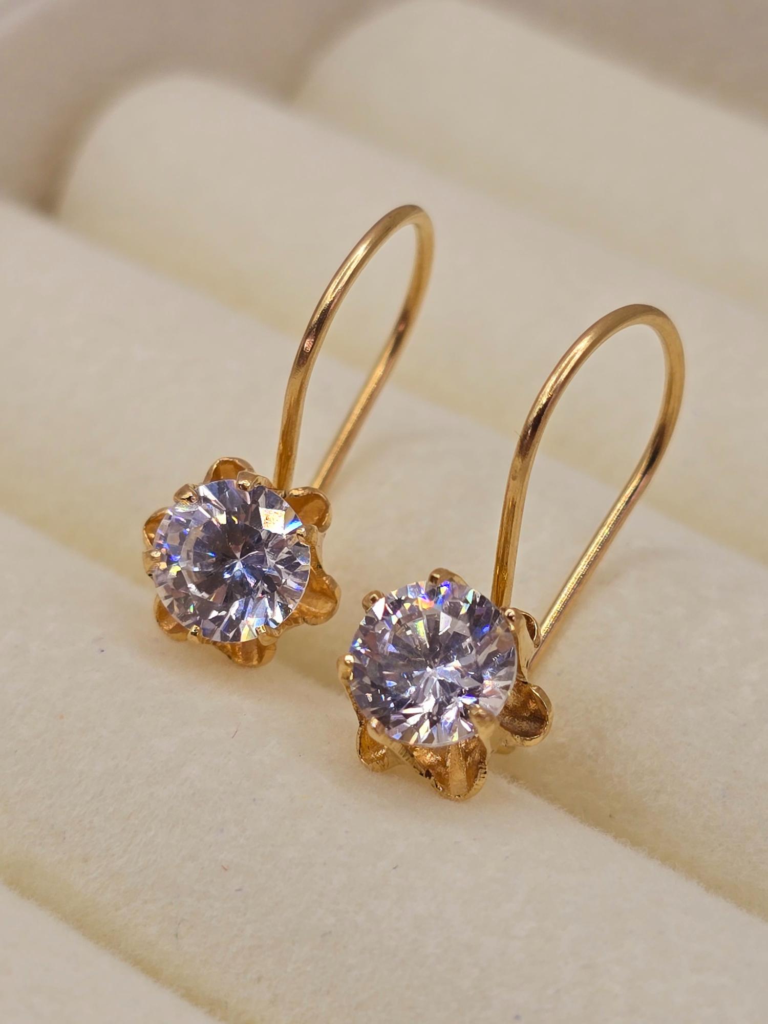 Aros chatón italiano con gancho circón 2.2 grs Oro 18k 4