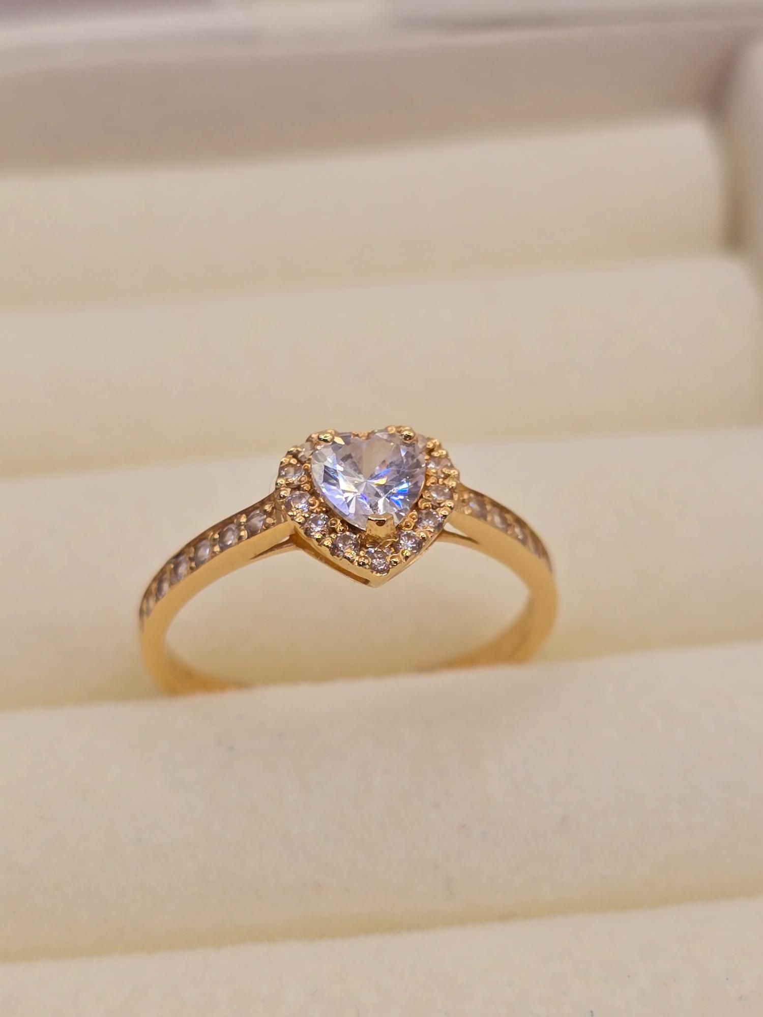 Anillo medio cintillo corazón circones 2.2 grs Oro 18k 2